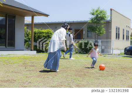 庭で遊ぶファミリー 庭で遊ぶファミリー 132191398