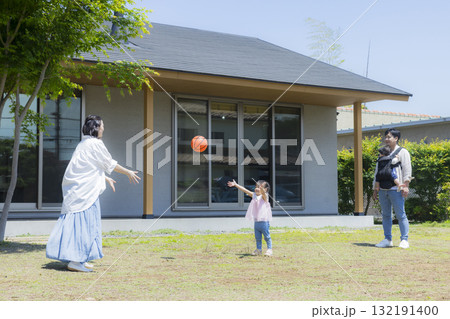 庭で遊ぶファミリー  132191400