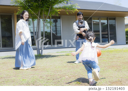 庭で遊ぶファミリー  132191403
