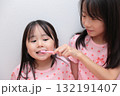 パジャマで歯磨きをする4歳と10歳の姉妹の女の子 132191407