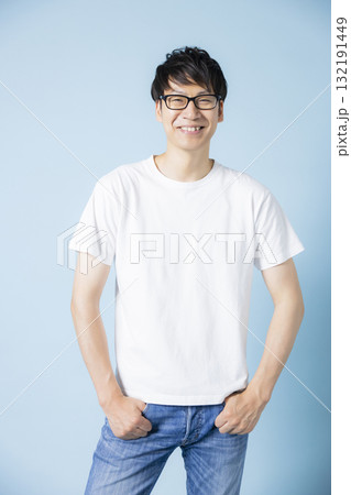 Tシャツを着た男性 132191449