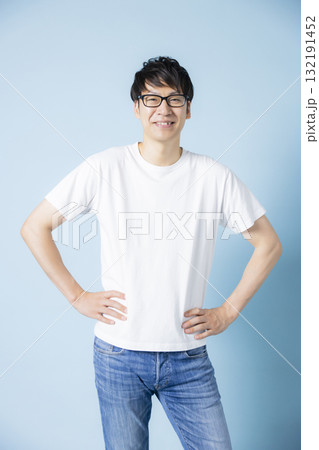 Tシャツを着た男性 132191452