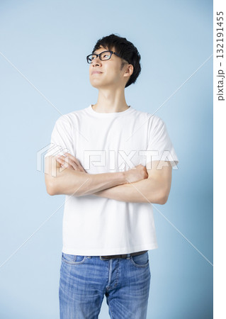 Tシャツを着た男性 132191455