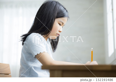 勉強する小学生の女の子 132191486