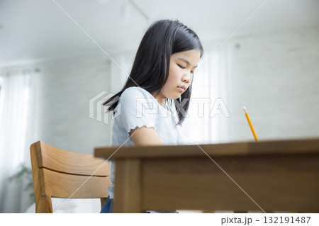 勉強する小学生の女の子 勉強する小学生の女の子 132191487