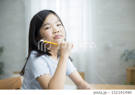 勉強する小学生の女の子 132191490