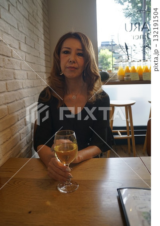 レストランで食事する女性 132191504