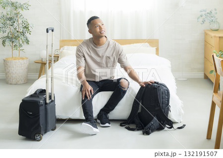 ホテルの客室でスマホを見る外国人の男性  132191507