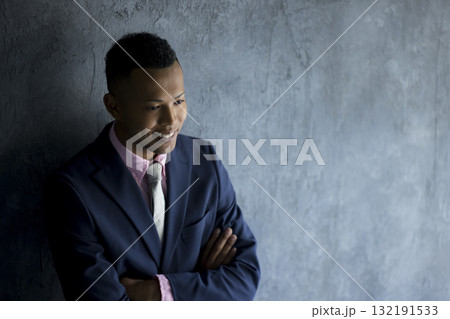 壁際に立っているスーツを着た男性 壁際に立っているスーツを着た男性 132191533