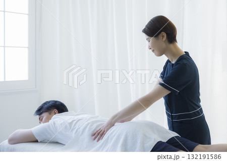 整体を受ける男性 整体を受ける男性 132191586