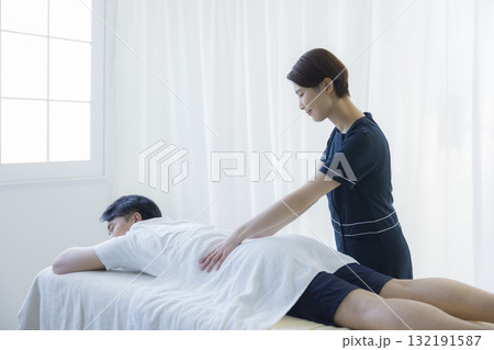 整体を受ける男性 整体を受ける男性 132191587