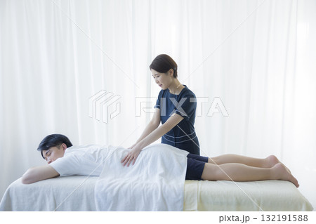 整体を受ける男性 整体を受ける男性 132191588