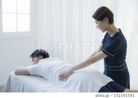 整体を受ける男性   132191591