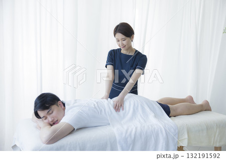 整体を受ける男性   132191592
