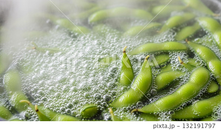 枝豆を茹でる 枝豆を茹でる 132191797
