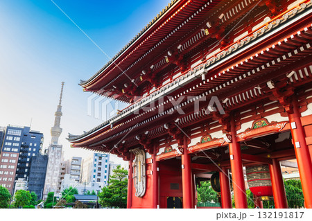浅草寺宝蔵門と東京スカイツリー 132191817