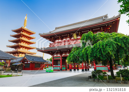 浅草寺 宝蔵門と五重塔 浅草寺 宝蔵門と五重塔 132191818