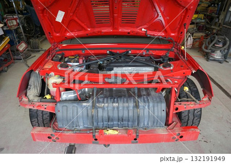 車体全塗装のために分解される車　全塗装準備中のオープンスポーツカー 132191949