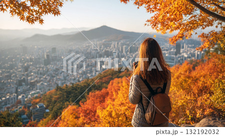 Breathtaking Autumn View of Seoul Cityscape from Namsan Mountain with Vibrant Fall Foliage 132192032