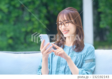 スマホを見る女性 132192143