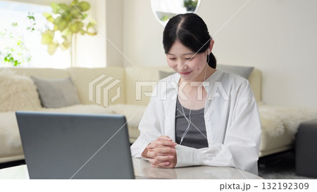 オンラインで面接を行うアジア人女性 132192309
