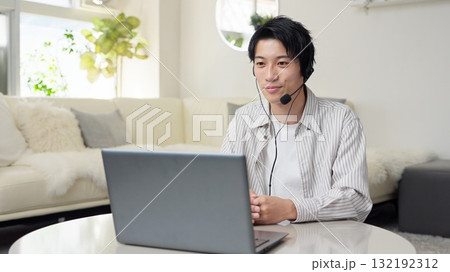 オンラインで面接を行うアジア人男性 132192312