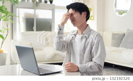 パソコン作業で目が痛くなるアジア人男性 132192320