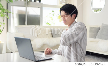 パソコン作業で肩が痛くなるアジア人男性 132192322
