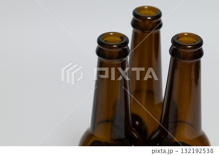 茶色の空き瓶3本のクローズアップ 茶色の空き瓶3本のクローズアップ 132192538