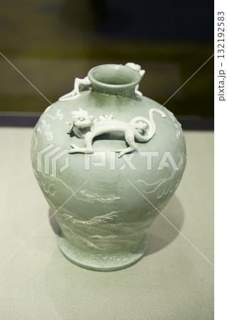 9370 青地白堆波涛に獅子図龍耳瓶 9370 青地白堆波涛に獅子図龍耳瓶 132192583