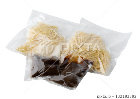 透明背景（png）に袋に入ったラーメンの生麺とスープのセット 132192592