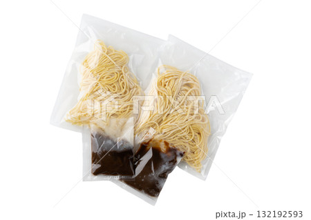 透明背景(png)に袋に入ったラーメンの生麺とスープのセット 透明背景(png)に袋に入ったラーメンの生麺とスープのセット 132192593