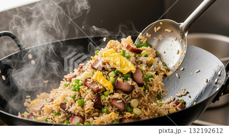 チャーハンを炒める 132192612