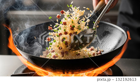 チャーハンを炒める 132192613