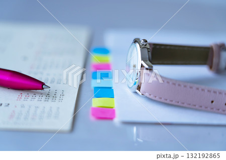 テーブルに置かれたカレンダーと書類と腕時計 テーブルに置かれたカレンダーと書類と腕時計 132192865