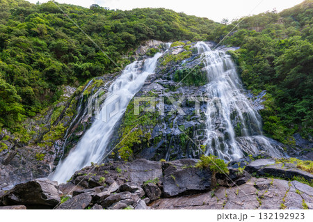 優雅な流れ　日本の滝百選大川の滝　屋久島国立公園(夏 132192923