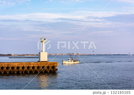 防波堤灯台越しに遠くセントレアを望む 132193105