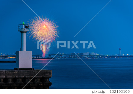 防波堤灯台と打ち上げ花火 132193109