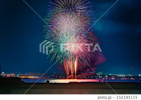 セントレアを背景に見る打ち上げ花火 132193115