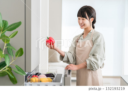 冷蔵庫の野菜室から野菜を出す女性,主婦,家政婦,家事代行 132193219