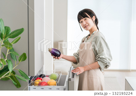 冷蔵庫の野菜室から野菜を出す女性,主婦,家政婦,家事代行 132193224