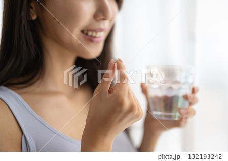女性が持つサプリメントの錠剤のクローズアップ 女性が持つサプリメントの錠剤のクローズアップ 132193242
