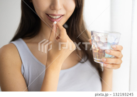 女性が持つサプリメントの錠剤のクローズアップ 女性が持つサプリメントの錠剤のクローズアップ 132193245