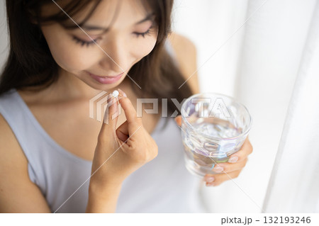 女性が持つサプリメントの錠剤のクローズアップ 132193246