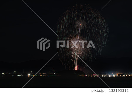 豊橋市から見た蒲郡まつり・納涼花火大会と三河湾の風景(愛知県) 豊橋市から見た蒲郡まつり・納涼花火大会と三河湾の風景(愛知県) 132193312