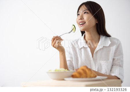 ヘルシーな朝食を楽しむ若い女性 ヘルシーな朝食を楽しむ若い女性 132193326