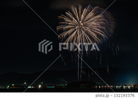 豊橋市から見た蒲郡まつり・納涼花火大会と三河湾の風景(愛知県) 132193376