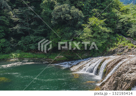 東栄町にある新緑に包まれた美しい蔦の渕の流れの風景(愛知県) 東栄町にある新緑に包まれた美しい蔦の渕の流れの風景(愛知県) 132193414