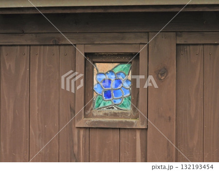 板塀の飾り付けのガラス細工の絵 132193454