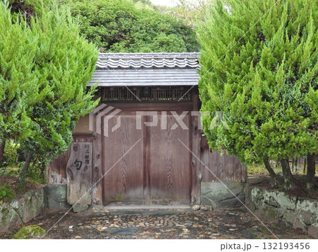 伊予の小京都おはなはん通りの老舗の裏口 132193456